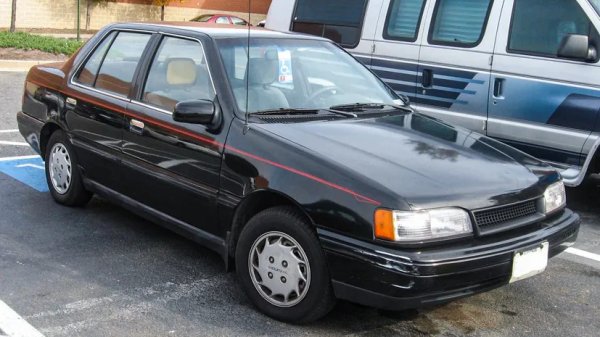 Hyundai пристига в Америка през 1986 с Excel &ndash; субкомпактен автомобил на цена от $4995, от който се продадоха зрелищните 168 882 бройки през първите 12 месеца.

Но проблемът с продажбата на 168 882 коли на хора, които все още не знаят, че колата е много зле. Превключвателите на Excel се чупеха в ръцете на собствениците. Двигателите гърмели. Каросериите ръждясвали. Климатикът. До началото на деветдесетте години американските автоморги се пълнели с автомобили Excel на малък пробег, които просто били спрели.
